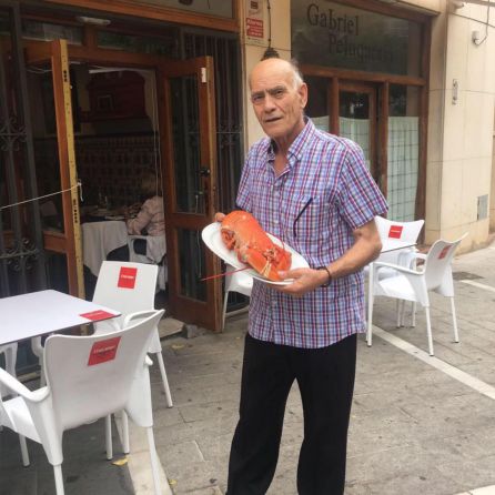 El Chule muestra un ejemplar de bogavante en la puerta de Mi Capricho