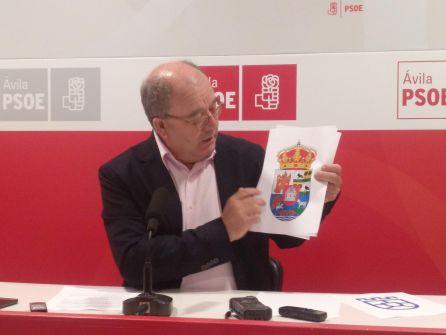 El portavoz socialista muestra los símbolos de las comarcas que están en el escudo de la Diputación El portavoz socialista muestra los símbolos de las comarcas que están en el escudo de la Diputación