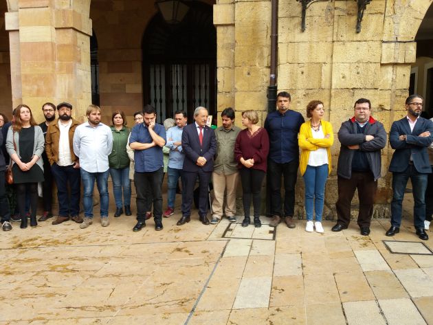 La corporación municipal y miembros de Podemos Asturies arropan al concejal de Urbanismo y Licencias, Ignacio Fernández del Páramo, del grupo Somos, amenazado por alguien que dejó en el ayuntamiento una bolsa con un cuchillo y una nota amenazante. La corporación municipal y miembros de Podemos Asturies arropan al concejal de Urbanismo y Licencias, Ignacio Fernández del Páramo, del grupo Somos, amenazado por alguien que dejó en el ayuntamiento una bolsa con un cuchillo y una nota amenazante.