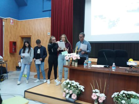 Momento de la presentación del proyecto por el profesor Juan Alberto Porcel y algunas alumnnos/os Momento de la presentación del proyecto por el profesor Juan Alberto Porcel y algunas alumnnos/os