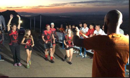 El triatleta linarense, cruzando la meta junto a amigos y familiares El triatleta linarense, cruzando la meta junto a amigos y familiares