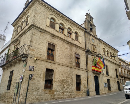 Fachada del ayuntamiento de Villacarrillo con dos banderas nacionales en el balcón principal, correspondiente a la alcaldía. Fachada del ayuntamiento de Villacarrillo con dos banderas nacionales en el balcón principal, correspondiente a la alcaldía.