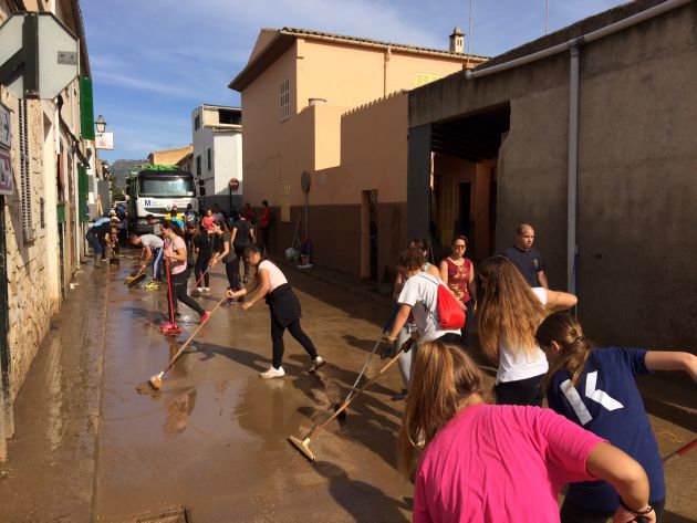 Miles de personas se han acercado a ayudar hoy en las tareas de limpieza Miles de personas se han acercado a ayudar hoy en las tareas de limpieza