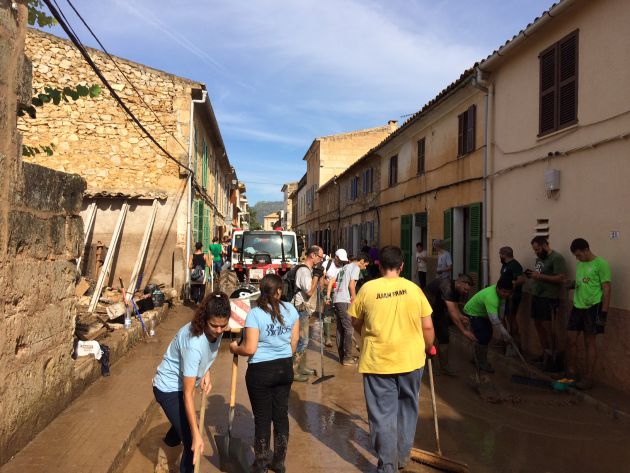 Miles de personas se han acercado a ayudar hoy en las tareas de limpieza Miles de personas se han acercado a ayudar hoy en las tareas de limpieza