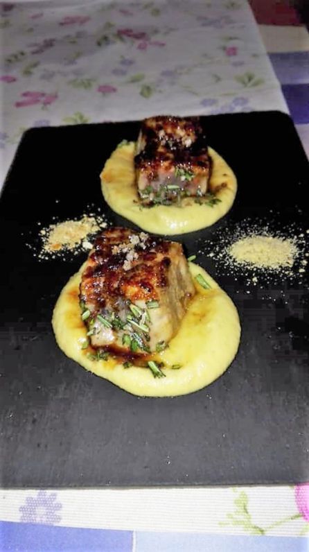 Lingotes de atún caramelizado sobre hummus con tierras de naranja y lima Lingotes de atún caramelizado sobre hummus con tierras de naranja y lima