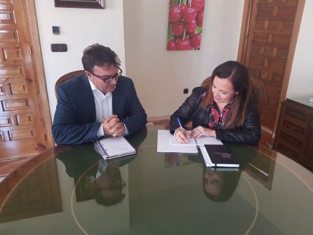 Catalina Madueño, subdelegada del gobierno, junto a Cristóbal Rodríguez, alcalde de Castillo de Locubín Catalina Madueño, subdelegada del gobierno, junto a Cristóbal Rodríguez, alcalde de Castillo de Locubín