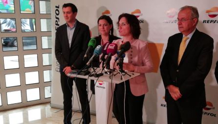 Rosa Juárez, directora del Complejo de Repsol en Puertollano, presenta la iniciativa en compañía de la alcaldesa Mayte Fernández y de Ignacio Egea, de Fundación Repsol entre otros Rosa Juárez, directora del Complejo de Repsol en Puertollano, presenta la iniciativa en compañía de la alcaldesa Mayte Fernández y de Ignacio Egea, de Fundación Repsol entre otros