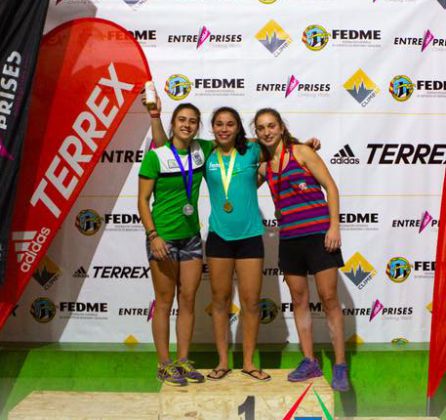 Argudo (c) posa junto con el resto de las medallistas. Argudo (c) posa junto con el resto de las medallistas.