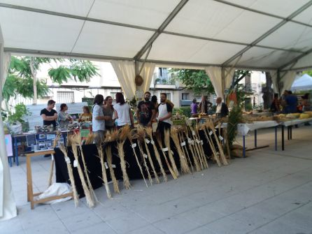 Alguno de los stands y publico asistente Alguno de los stands y publico asistente
