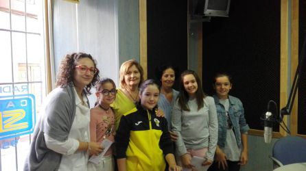 Niñas, abuelas y profesora del colegio 'Virgen de Fátima' Niñas, abuelas y profesora del colegio 'Virgen de Fátima'