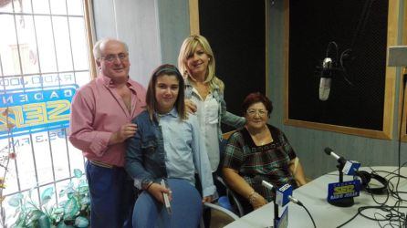 Alumna y abuela, acompañada de profesora y este redactor, tras la entrevista Alumna y abuela, acompañada de profesora y este redactor, tras la entrevista