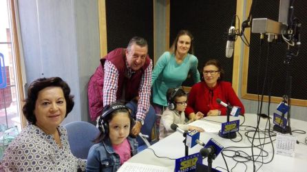 Grupo de alumnos, abuelas, madre y profesor del colegio 'Soriano Serrano' Grupo de alumnos, abuelas, madre y profesor del colegio 'Soriano Serrano'