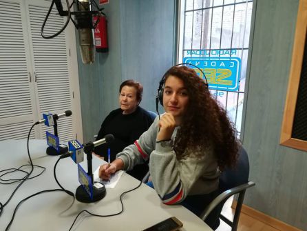 Momento de la entrevista de Cristina, del IES 'Juan López Morillas' a su abuela Ana Momento de la entrevista de Cristina, del IES 'Juan López Morillas' a su abuela Ana