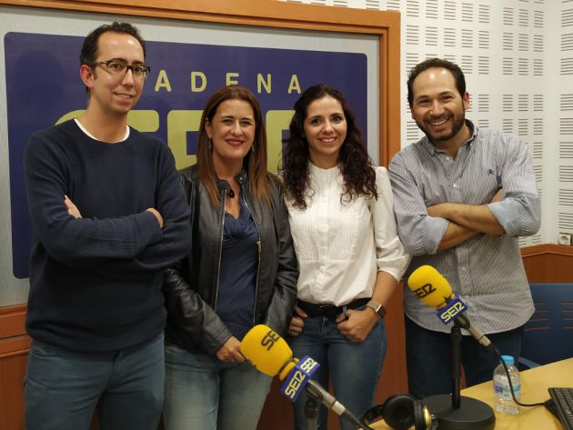 La consejera de Educación, junto al equipo de Escuela Abierta. La consejera de Educación, junto al equipo de Escuela Abierta.