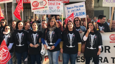 Trabajadoras pidiendo que les abonen las nóminas pendientes Trabajadoras pidiendo que les abonen las nóminas pendientes