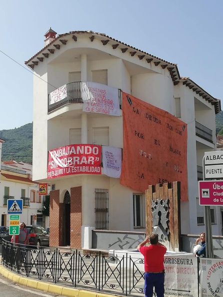 Las pancartas se han colocado en fachadas de la localidad Las pancartas se han colocado en fachadas de la localidad