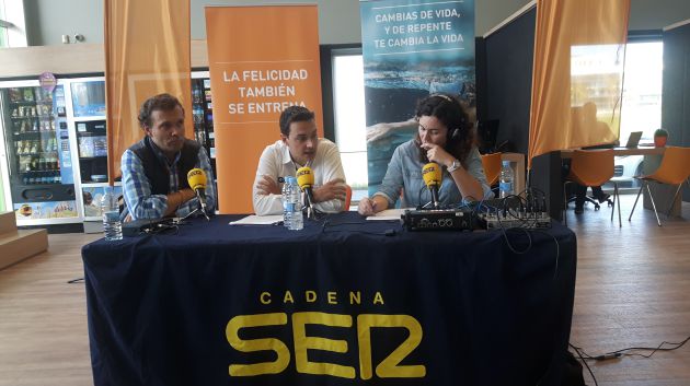 Juan Domínguez, concejal de deportes de Santander y Rubén Gude, director del centro deportivo Go Fit Ruth Beitia junto a María Gutiérrez. Juan Domínguez, concejal de deportes de Santander y Rubén Gude, director del centro deportivo Go Fit Ruth Beitia junto a María Gutiérrez.
