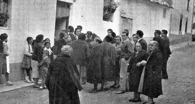 Personas en la puerta de la "casa de la Virgen". Personas en la puerta de la "casa de la Virgen".