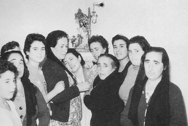 Mujeres en la "casa de la Virgen". Mujeres en la "casa de la Virgen".