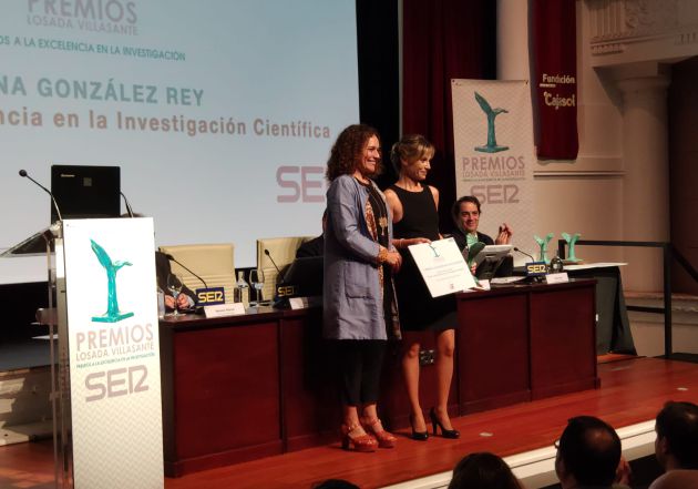 La investigadora Elena González Rey, a la derecha, recibió su premio de manos de la consejera Lina Gálvez La investigadora Elena González Rey, a la derecha, recibió su premio de manos de la consejera Lina Gálvez