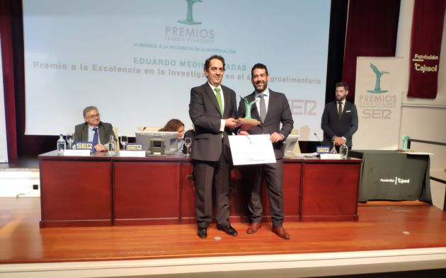Víctor Yuste -izquierda-, director general del Foro Interalimentario, entrega su premio a Eduardo Medina Pradas Víctor Yuste -izquierda-, director general del Foro Interalimentario, entrega su premio a Eduardo Medina Pradas