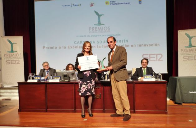 Carolina Sousa Martín ha recibido su premio de manos del rector de la Universidad de Sevilla, Miguel Ángel Castro Carolina Sousa Martín ha recibido su premio de manos del rector de la Universidad de Sevilla, Miguel Ángel Castro