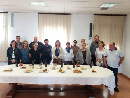 Todos los participantes posan junto a su creación para la VI ruta de la tapa Todos los participantes posan junto a su creación para la VI ruta de la tapa