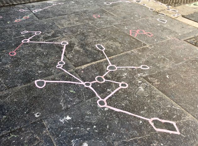 Marcas aparecidas en el suelo rodeando los restos de chicle Marcas aparecidas en el suelo rodeando los restos de chicle