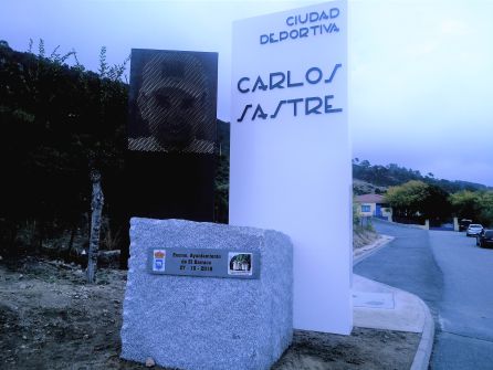 Placa en recuerdo del 10º aniversario de la victoria de Carlos Sastre en el Tour de Francia Placa en recuerdo del 10º aniversario de la victoria de Carlos Sastre en el Tour de Francia
