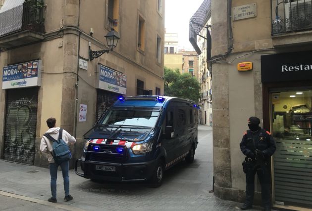 55 detinguts i 27 narcopisos precintats en la macroperació de Mossos i Guàrdia Urbana 55 detinguts i 27 narcopisos precintats en la macroperació de Mossos i Guàrdia Urbana