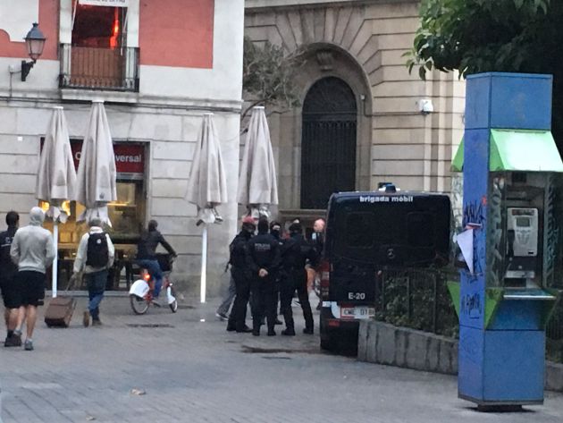 55 detinguts i 27 narcopisos precintats en la macroperació de Mossos i Guàrdia Urbana 55 detinguts i 27 narcopisos precintats en la macroperació de Mossos i Guàrdia Urbana
