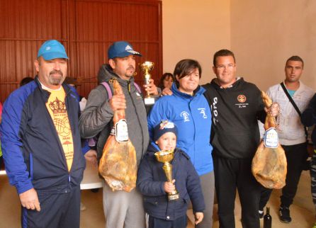 La primera teniente de alcalde, Mª Teresa Garcia, entrega los trofeos y regalos a los campeones La primera teniente de alcalde, Mª Teresa Garcia, entrega los trofeos y regalos a los campeones