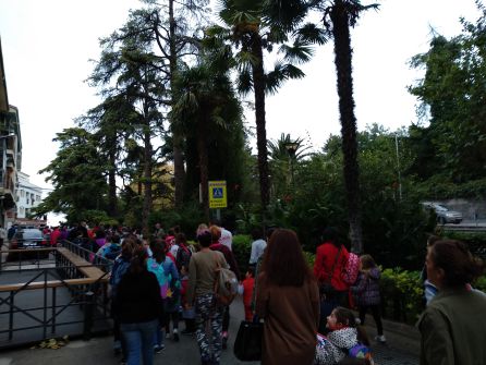 El paseo del Santo Cristo se llenó de niños acompañados de sus padres hacia el colegio El paseo del Santo Cristo se llenó de niños acompañados de sus padres hacia el colegio