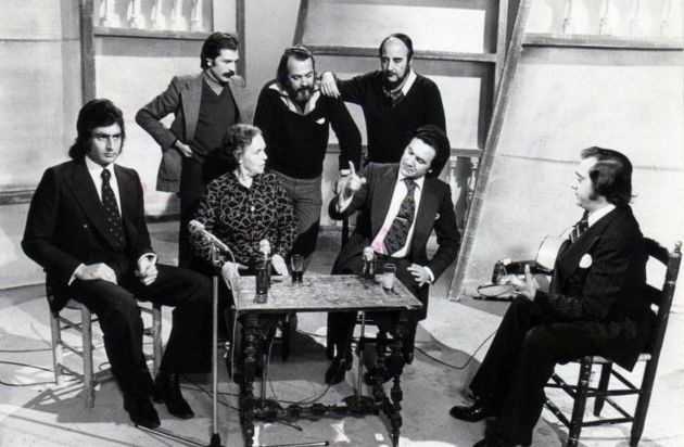 Programa 'Flamenco' de TVE. Antonio Galanes (palmero y cantaor), María la Talepona (cantaora), Talegón de Córdoba (cantaor), Enrique Escudero (cantaor), Miguel Espín (asesor del programa) y, arriba, en medio, Miguel de la Hoz (realizador) junto a Fernando Quiñones, presentador. Programa 'Flamenco' de TVE. Antonio Galanes (palmero y cantaor), María la Talepona (cantaora), Talegón de Córdoba (cantaor), Enrique Escudero (cantaor), Miguel Espín (asesor del programa) y, arriba, en medio, Miguel de la Hoz (realizador) junto a Fernando Quiñones, presentador.