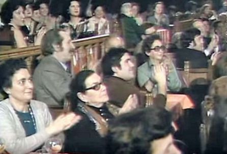 José Vicente Ávila junto a Maruli Romero en El Corral de la Pacheca durante el rodaje del programa 'Cantares' de TVE en marzo de 1975. Detrás, Emilio "el taxista". José Vicente Ávila junto a Maruli Romero en El Corral de la Pacheca durante el rodaje del programa 'Cantares' de TVE en marzo de 1975. Detrás, Emilio "el taxista".