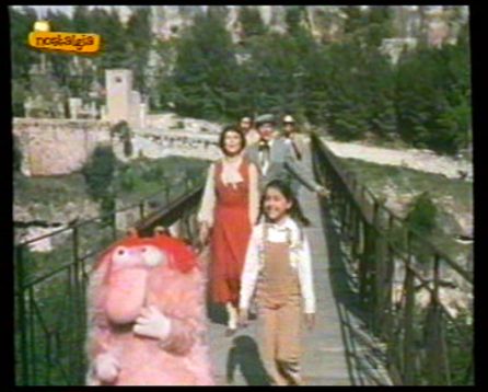 Escena del programa 'La mansión de los Plaff' de TVE grabada en el puente de San Pablo de Cuenca en 1980. Escena del programa 'La mansión de los Plaff' de TVE grabada en el puente de San Pablo de Cuenca en 1980.