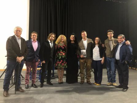 Foto de familia, tras la presentación del libro, con autor, cantaora, guitarrista, concejalas y directivos de la Peña Foto de familia, tras la presentación del libro, con autor, cantaora, guitarrista, concejalas y directivos de la Peña