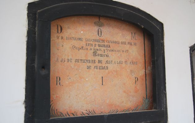 Una de las lápidas más antiguas del cementerio. Una de las lápidas más antiguas del cementerio.