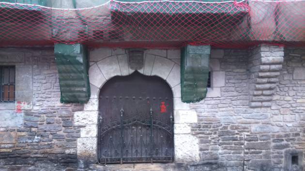 Dos pintadas en la fachada del Palacio Maturana Verástegui Dos pintadas en la fachada del Palacio Maturana Verástegui