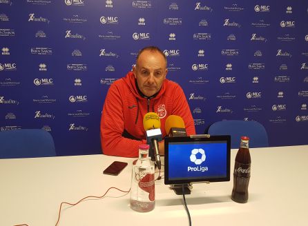 Torres, entrenador del Torreperogil, visita la sala de prensa de Linarejos Torres, entrenador del Torreperogil, visita la sala de prensa de Linarejos