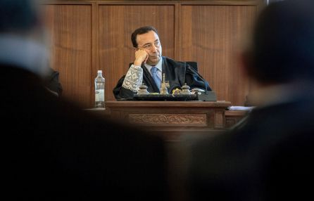 El juez Juan Antonio Calle Peña escucha a los fiscales Anticorrupción que continúan exponiendo hoy su informe final contra los 21 ex altos cargos de la Junta procesados en la pieza política del caso ERE en la Audiencia de Sevilla. El juez Juan Antonio Calle Peña escucha a los fiscales Anticorrupción que continúan exponiendo hoy su informe final contra los 21 ex altos cargos de la Junta procesados en la pieza política del caso ERE en la Audiencia de Sevilla.
