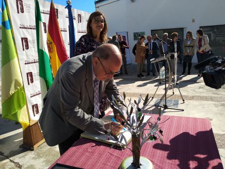 El alcalde de Calaceite, José Maria Salsench firma en el libro de honores del ayuntamiento de Peal de Becerro El alcalde de Calaceite, José Maria Salsench firma en el libro de honores del ayuntamiento de Peal de Becerro