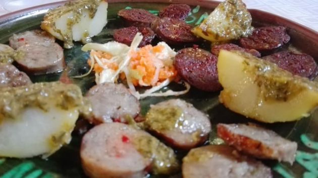 Pampa mix, con patata criolla, chorizo y morcilla Pampa mix, con patata criolla, chorizo y morcilla