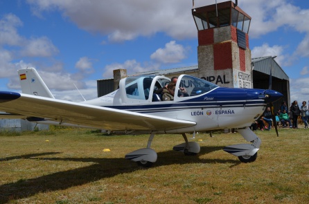 Los más pequeños en el aeródromo municipal de Santa María del Páramo Los más pequeños en el aeródromo municipal de Santa María del Páramo