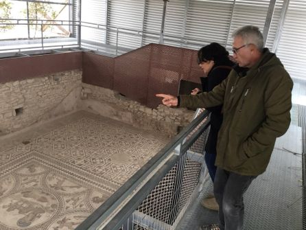 Cañamero observa junto a Inmaculada López el "Mosaico de los Amores" Cañamero observa junto a Inmaculada López el "Mosaico de los Amores"