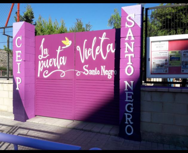Puerta Violeta en el Colegio Santo Negro de Elda Puerta Violeta en el Colegio Santo Negro de Elda