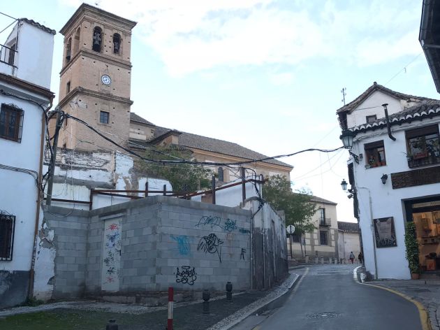 El desprendimiento en la muralla nazarí y otros 15 puntos de deterioro en el Albaicín El desprendimiento en la muralla nazarí y otros 15 puntos de deterioro en el Albaicín