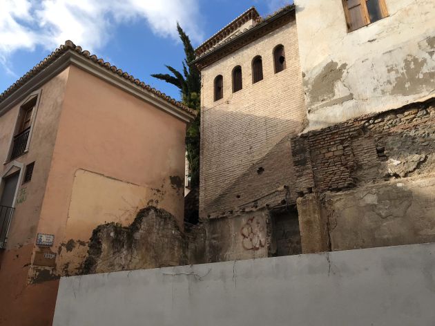 El desprendimiento en la muralla nazarí y otros 15 puntos de deterioro en el Albaicín El desprendimiento en la muralla nazarí y otros 15 puntos de deterioro en el Albaicín
