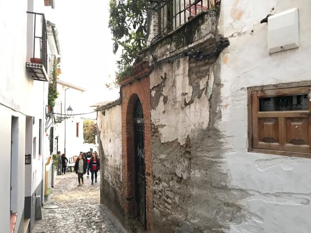 El desprendimiento en la muralla nazarí y otros 15 puntos de deterioro en el Albaicín El desprendimiento en la muralla nazarí y otros 15 puntos de deterioro en el Albaicín
