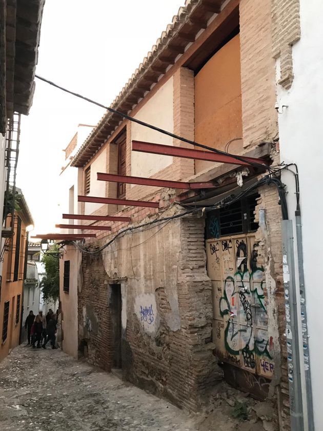 El desprendimiento en la muralla nazarí y otros 15 puntos de deterioro en el Albaicín El desprendimiento en la muralla nazarí y otros 15 puntos de deterioro en el Albaicín